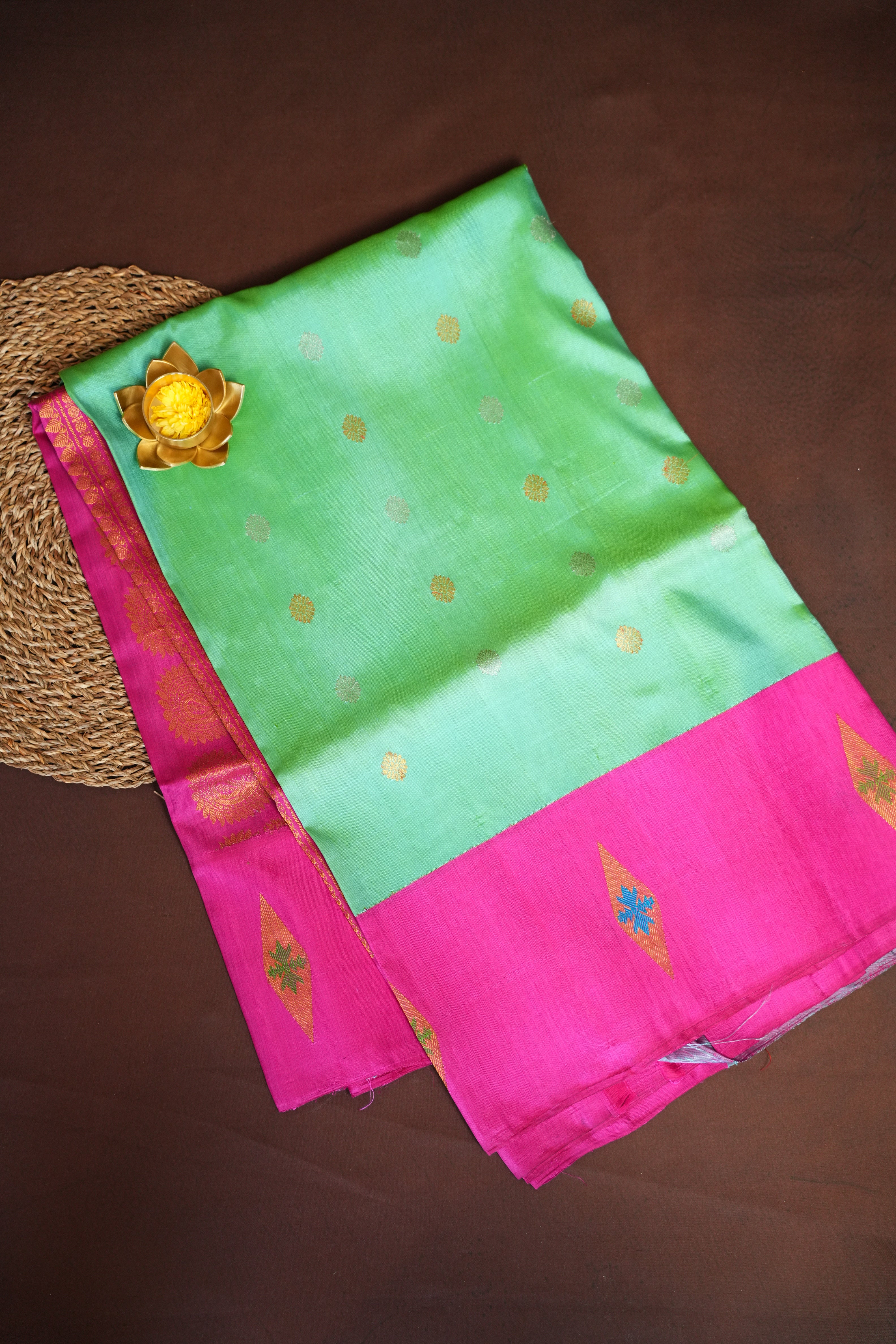 Green Gadwal Vintage Vibe Borderless Saree | Ande Silks
