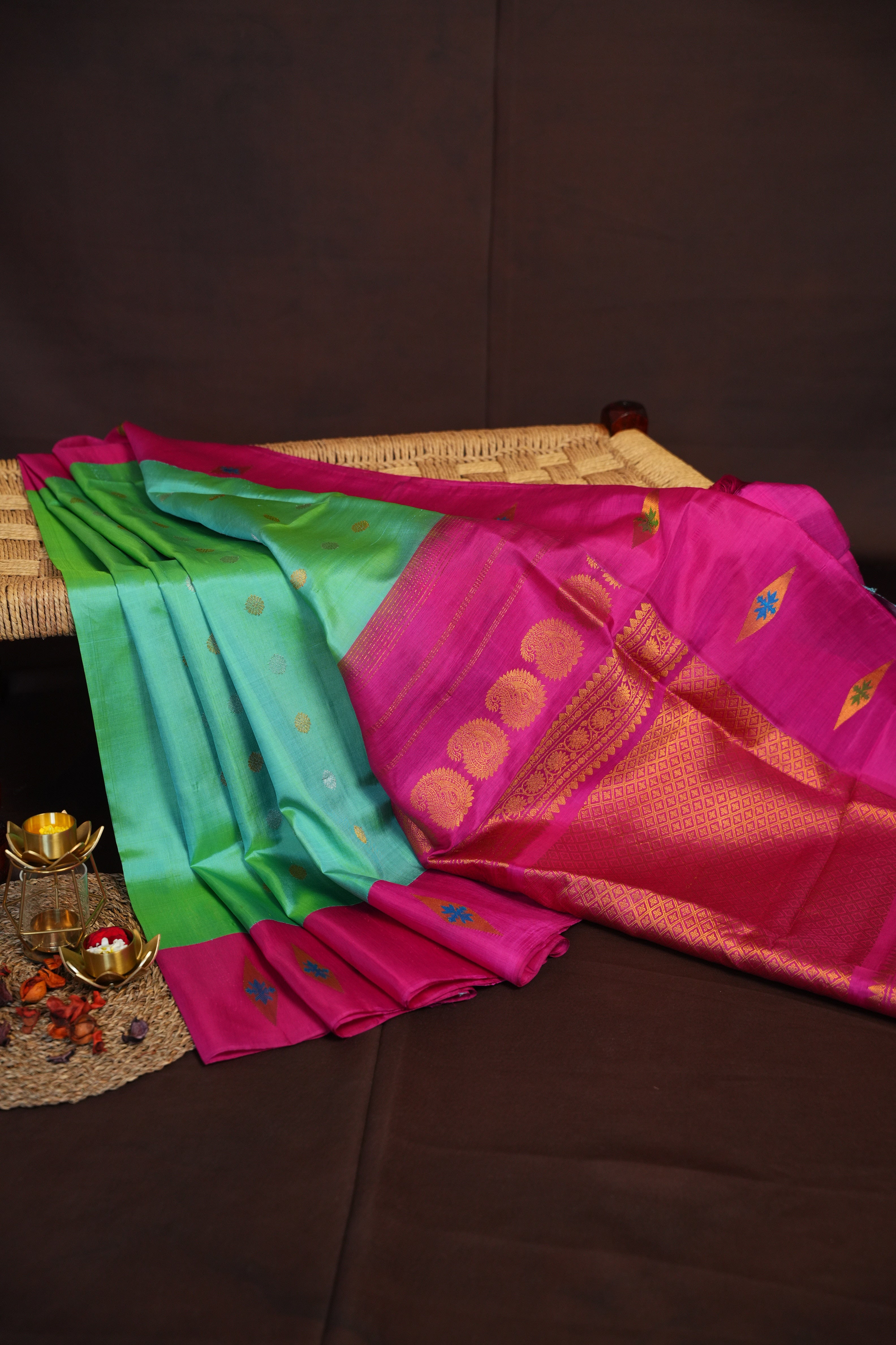 Green Gadwal Vintage Vibe Borderless Saree | Ande Silks