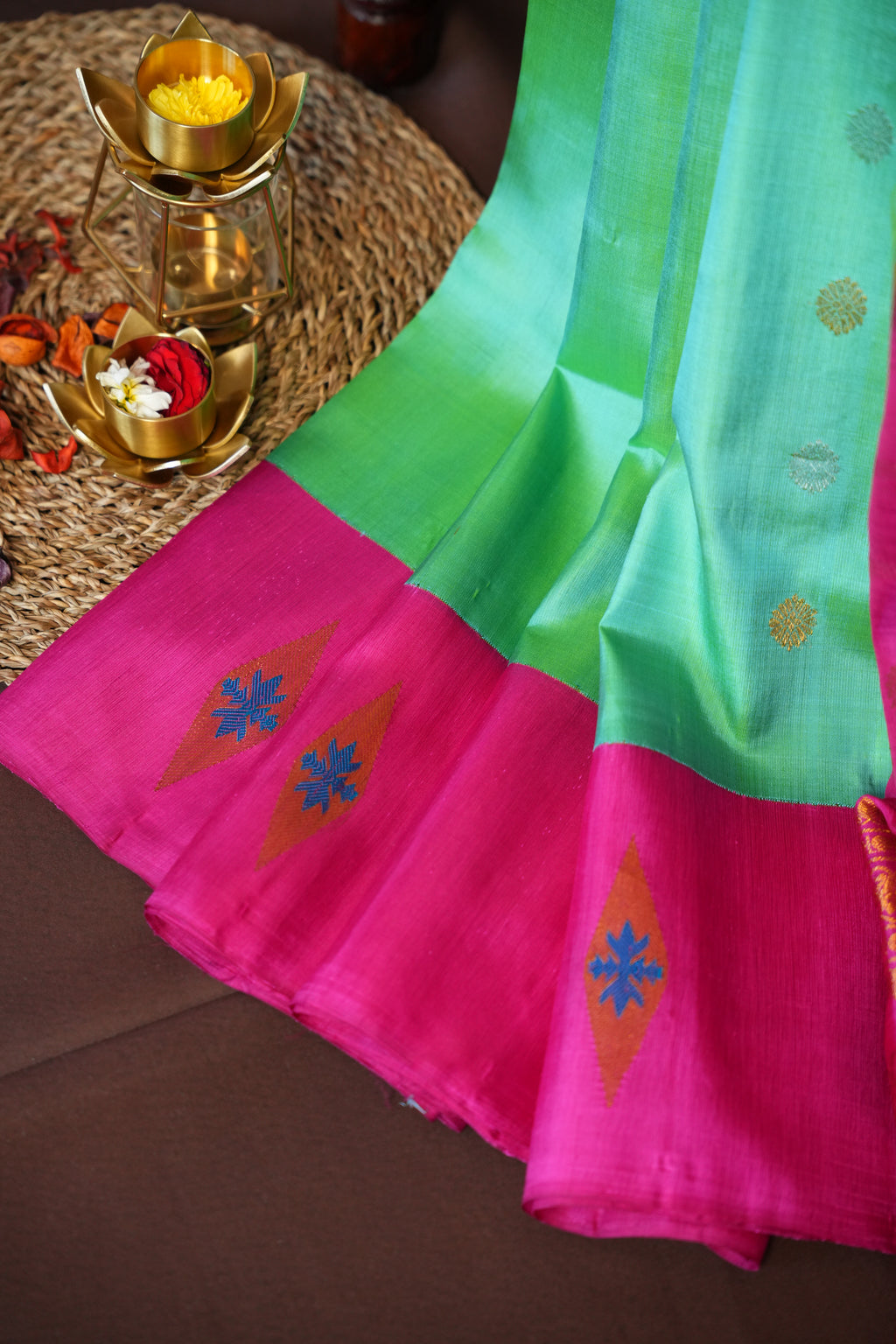 Green Gadwal Vintage Vibe Borderless Saree | Ande Silks