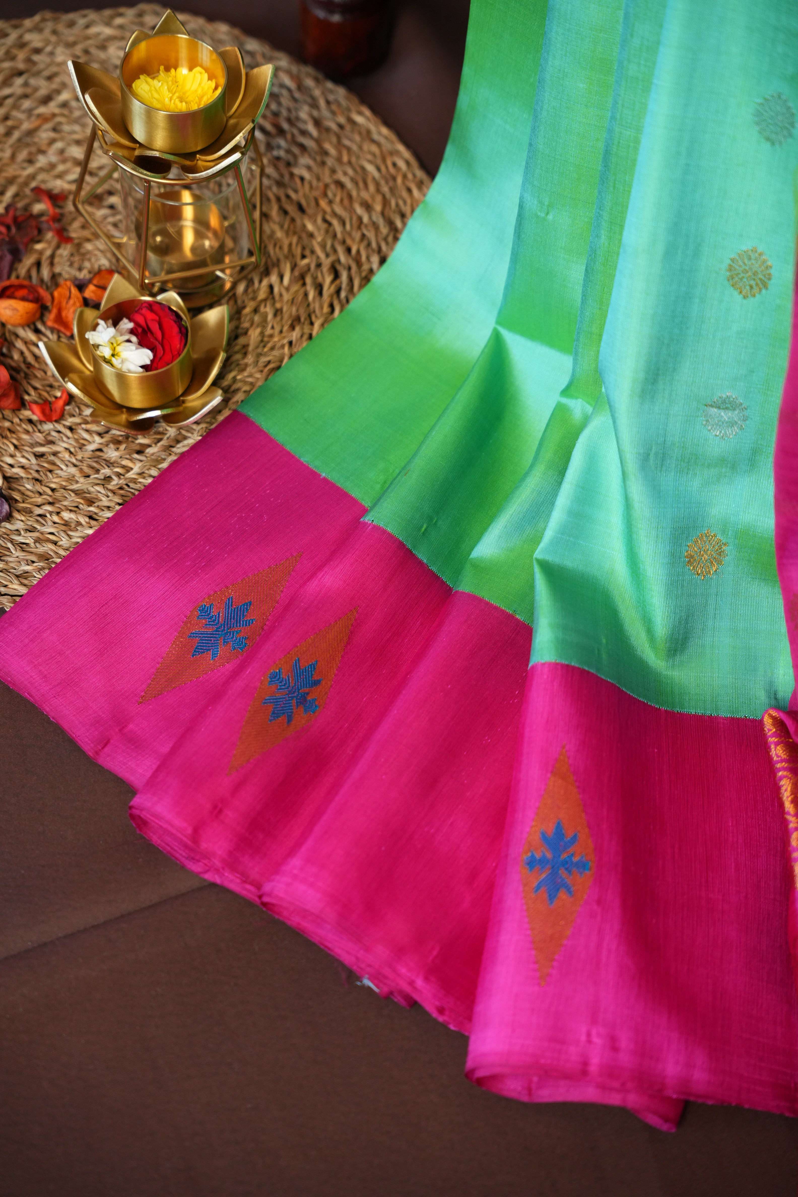 Green Gadwal Vintage Vibe Borderless Saree | Ande Silks