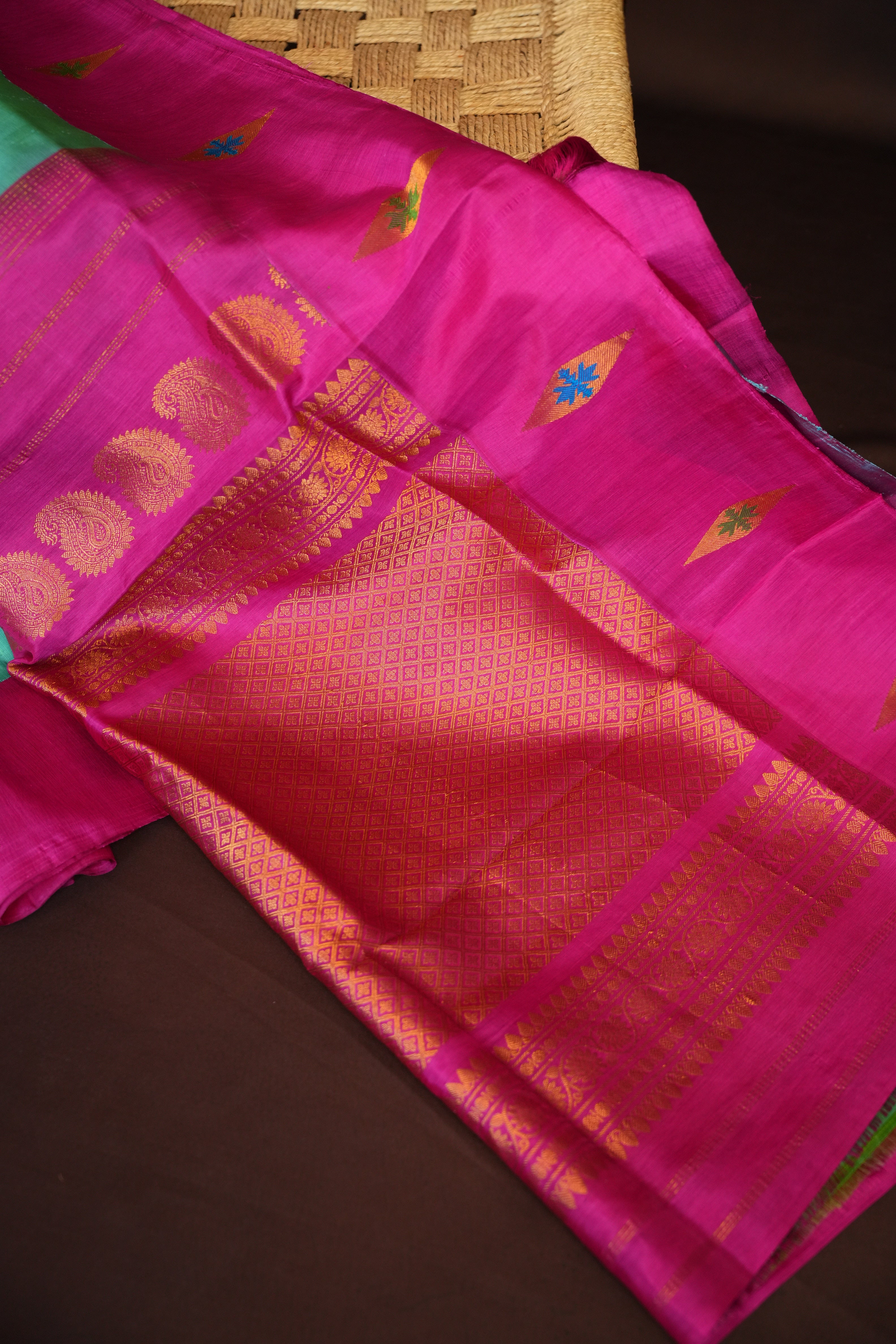 Green Gadwal Vintage Vibe Borderless Saree | Ande Silks