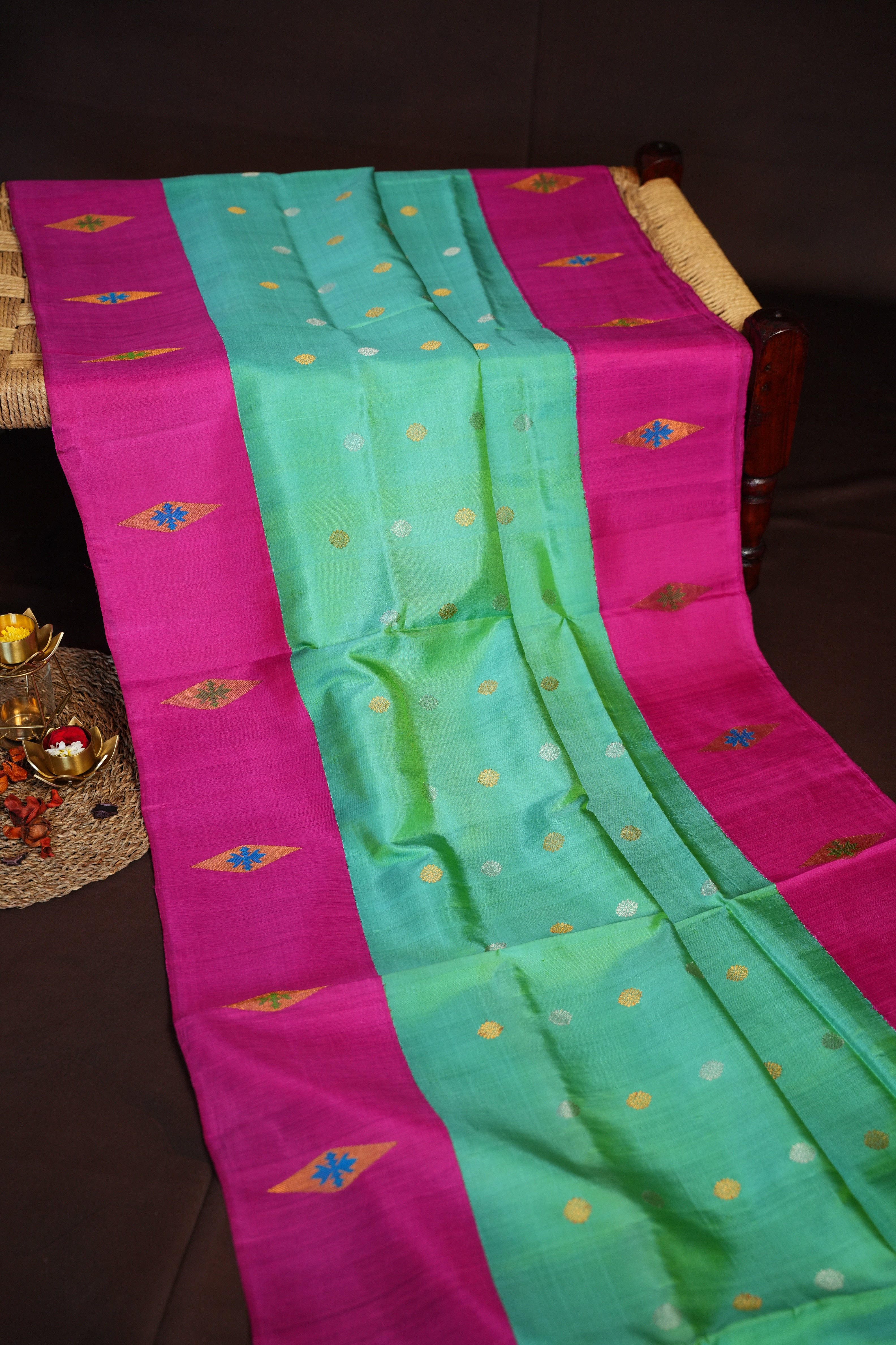 Green Gadwal Vintage Vibe Borderless Saree | Ande Silks
